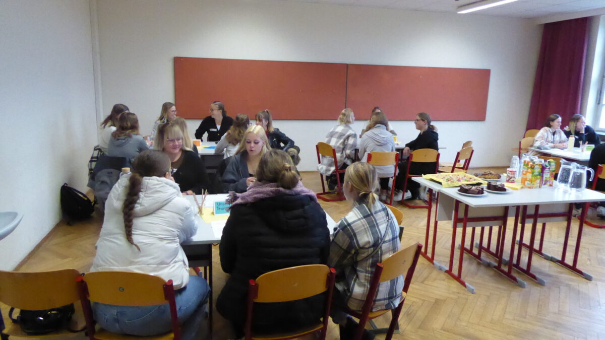 Schüler*innen der Berufsfachschule für Kinderpflege informieren sich ...